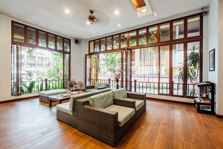 จัดพื้นที่ในบ้านสำหรับทำบุญและรดน้ำดำหัวผู้ใหญ่ในสงกรานต์