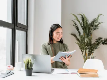 เนรมิตมุมเล็กให้เป็นสวรรค์นักสร้างสรรค์: เปลี่ยนบ้านให้เป็น Home Office สุดปัง!