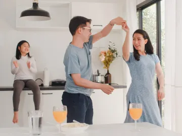 “บ้าน” ไม่ใช่แค่สิ่งปลูกสร้าง แต่คือความสัมพันธ์: นิยามที่อบอุ่นเหนือกาลเวลา